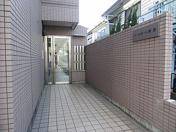 エントランスはオートロック付